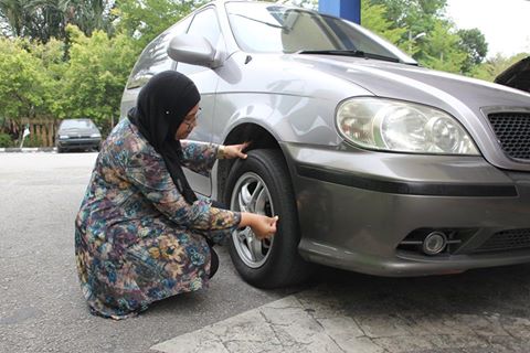 Lady Driver Sila ‘Lekat’ 6 Info Ini Dalam Kepala, Bila Kereta Breakdown Anda Takkan Panik!