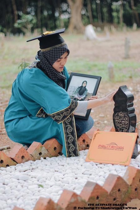 Assalammualaikum Mak, Adik Mai Ni Bawa Diploma 