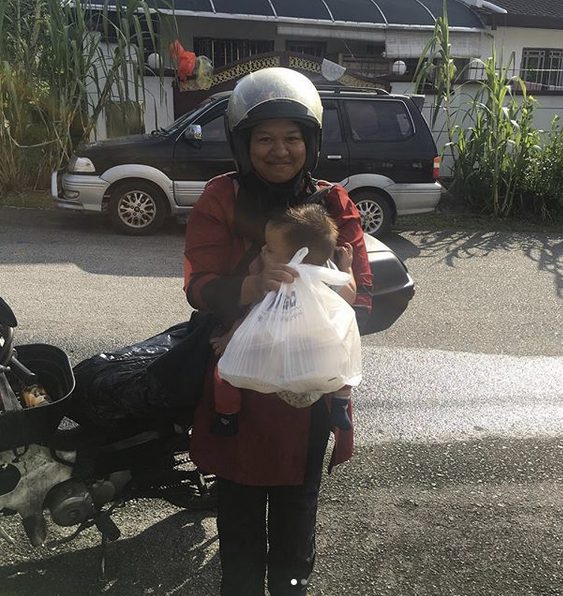 Bawa Anak Umur Setahun Berjualan Kuih, Rezeki Ibu Anak 7 Makin Bertambah